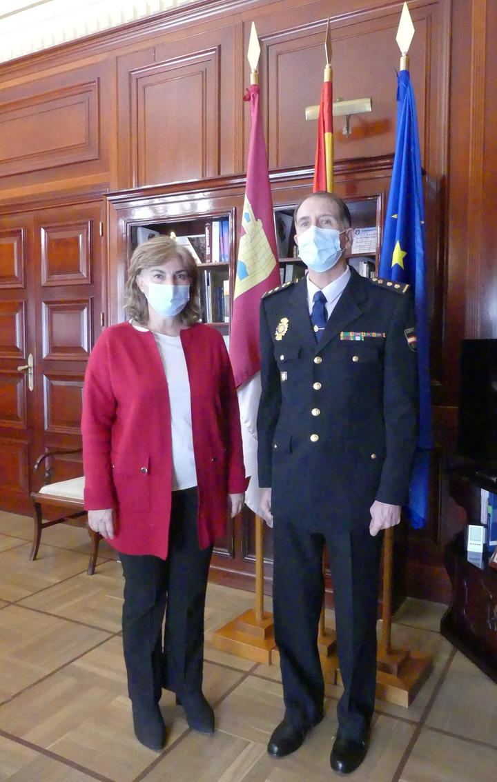 La subdelegada del Gobierno recibe al comisario San Román, que deja la Comisaría de Guadalajara para incorporarse a su nuevo destino