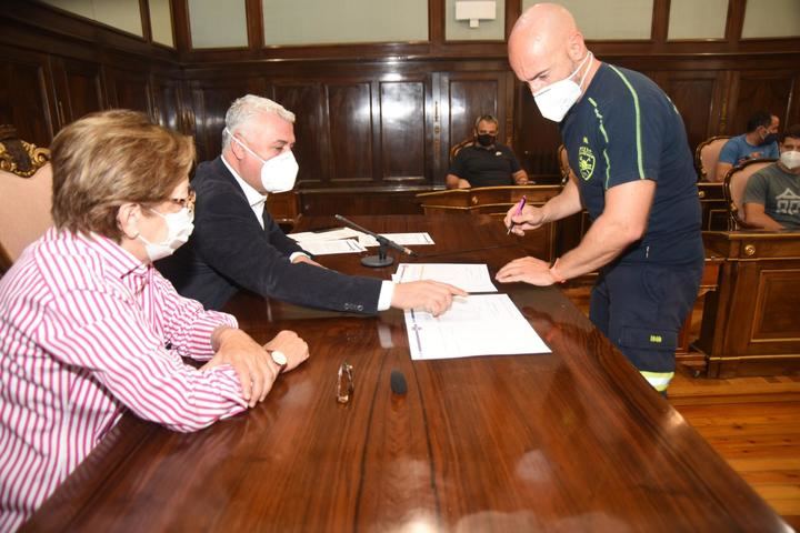 Vega firma con los bomberos del CEIS un acuerdo laboral que llevaban reclamando quince años