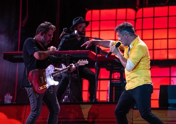 El espectáculo total de Love Of Lesbian hace volar al público de Cooltural Go!, que agotó las entradas