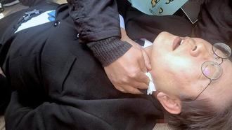 Apuñalan en el cuello al líder de la oposición de Corea del Sur