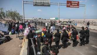 Per&#250; impide la entrada a cientos de venezolanos que duermen en su frontera