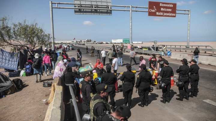 Perú impide la entrada a cientos de venezolanos que duermen en su frontera