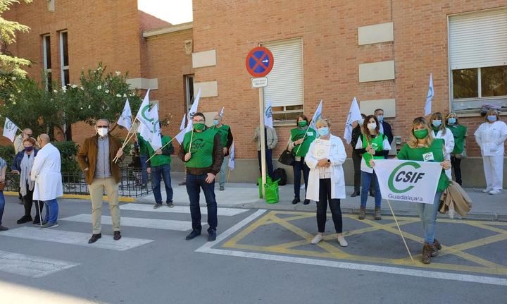 La Atención Primaria se CONCENTRA en Guadalajara para denunciar la “situación desbordante y la improvisación' de la Junta de Page