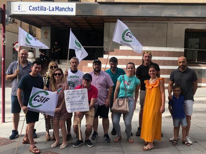 CSIF se concentra en Guadalajara contra la reducción del horario lectivo del profesorado de Religión en Secundaria