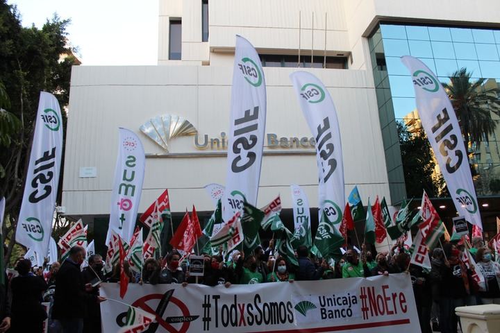 CSIF se concentra contra el despido de más de 260 empleados de Unicaja Banco y el cierre de 144 oficinas en Castilla-La Mancha 