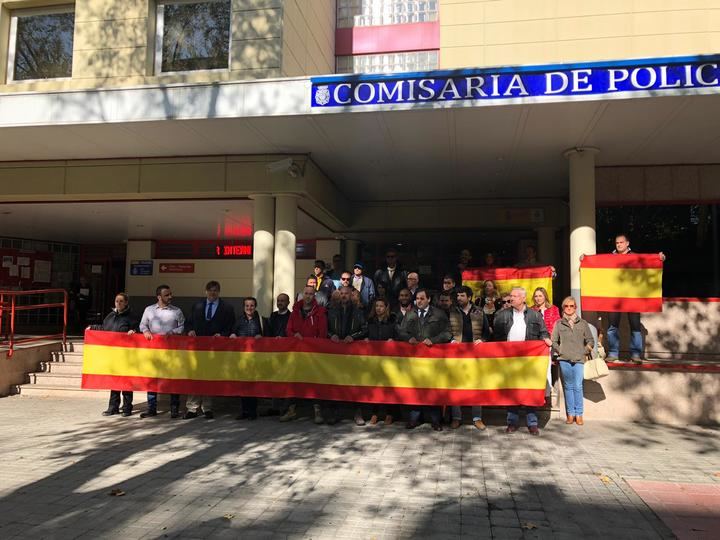 Cs Guadalajara apoya la concentración en la Jefatura de la Policía Nacional en apoyo al trabajo de sus compañeros en Cataluña