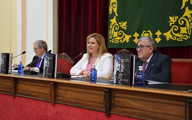 La Diputación acoge la presentación del libro Cuencalvario con la visión de José Vicente Ávila sobre La Pasión conquense