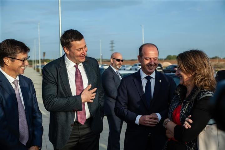 Cummins y diversas autoridades gubernamentales colocan la primera piedra de su nueva gigafactoría de electrolizadores en Guadalajara