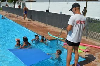 M&#225;s de 25 ni&#241;os disfrutan de los cursos de nataci&#243;n en la Piscina Municipal de Yunquera de Henares