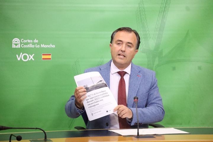 David Moreno : Si PSOE y PP quieren acoger inmigrantes ilegales, que los metan en sus casas