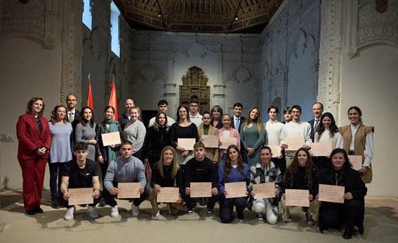 Entrega de acreditaciones a los estudiantes del programa DEPORDES de la Universidad de Alcalá