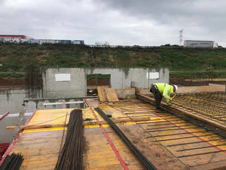 Ayer se retomaron las obras de construcción del nuevo depósito de agua de Azuqueca tras las dos semanas de parón de las actividades no esenciales