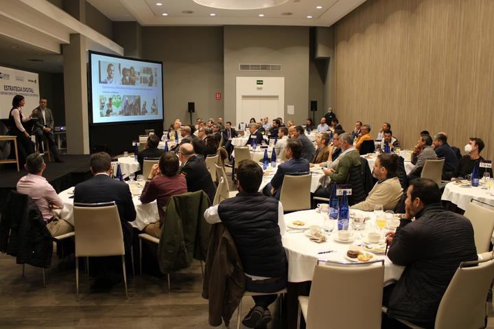 La directora de Microsoft España ánima al empresariado de Guadalajara a mejorar sus negocios con inteligencia artificial