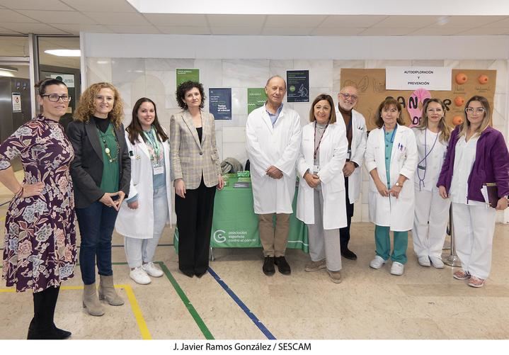 Mesa informativa en el hospital de Guadalajara de la AECC en el Día Mundial de la Lucha contra el Cáncer