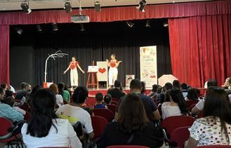 Lleno en la biblioteca de Alovera en el cuentacuentos y presentación con motivo del Día de la Familia