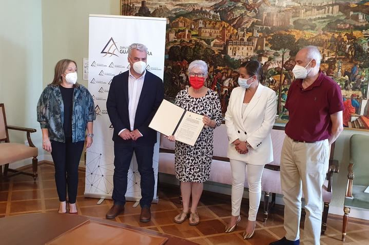La Diputación de Guadalajara firma tres convenios con Cruz Roja y Cáritas Diocesana 