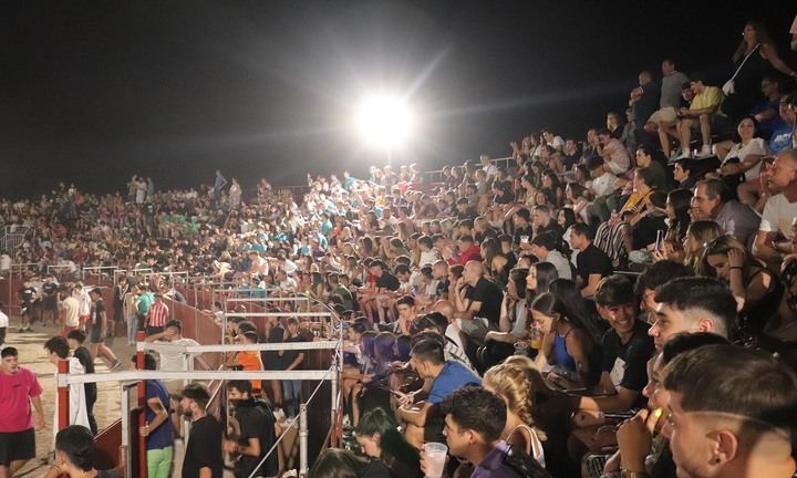 Multitudinaria última noche en las Fiestas de Cabanillas, con llenazos en el Ferial y la Plaza de Toros