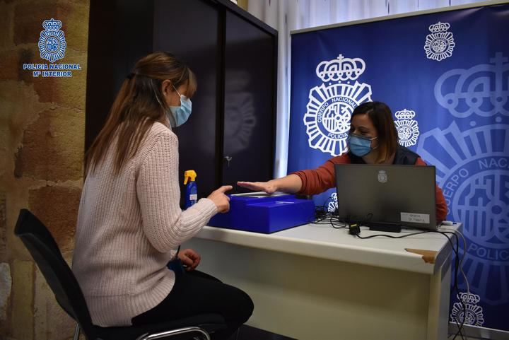 La Policía Nacional potencia el servicio de DNI móvil en Guadalajara ampliando un nuevo núcleo de cobertura en Azuqueca de Henares