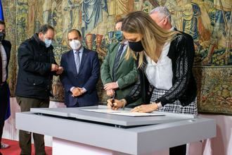 Junta, Diputación, Ayuntamiento de Sigüenza y empresa adjudicataria firman el contrato que da luz verde al inicio de las obras en el Parque de la Alameda