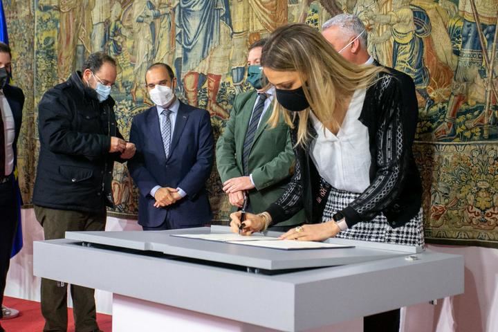 Junta, Diputación, Ayuntamiento de Sigüenza y empresa adjudicataria firman el contrato que da luz verde al inicio de las obras en el Parque de la Alameda