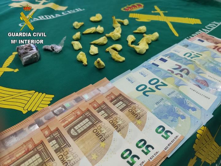 La Guardia Civil detiene a una persona en Torija con 23 gramos de cocaína y 28 de hachís