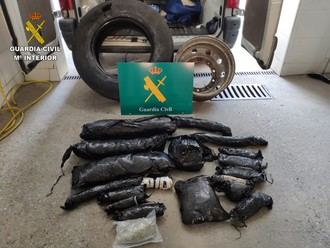 La Guardia Civil de Toledo detiene a un hombre que llevaba 7 kilos de marihuana ocultos en la rueda de repuesto de su camión