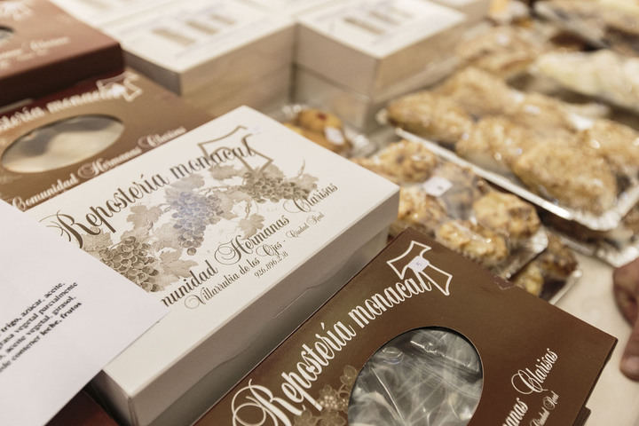 Hasta ocho congregaciones religiosas de Toledo muestran sus dulces en la feria que acoge la Catedral hasta el domingo