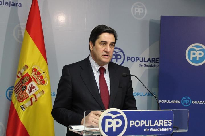 Echániz asegura que los españoles tienen motivos para estar preocupados por la investidura de Sánchez con la cesión a los independentistas y por los nefastos datos de desempleo