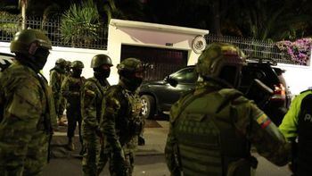 Ecuador desata una crisis diplomática con México tras asaltar su embajada en Quito