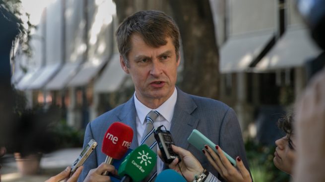 El embajador de Reino Unido Hugh Elliot se lo deja bien claro a la ministra Maroto: 