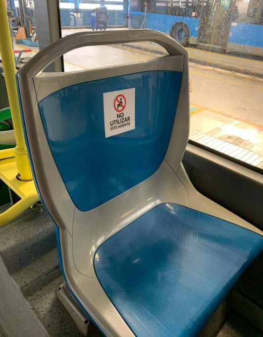 La EMT marca los asientos que no se pueden usar para garantizar la separación entre los usuarios de los autobuses