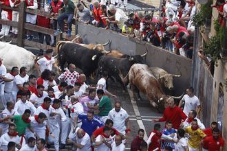 Un corredor de Marchamalo, entre los cuatro heridos en el encierro de este domingo de San Fermín