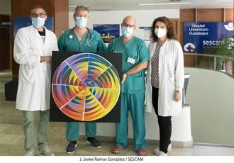 El Aula Hospitalaria retoma su proyecto Museo de la Pecera con la entrega a la UCI de Guadalajara de un cuadro elaborado por niños y niñas ingresados en Pediatría