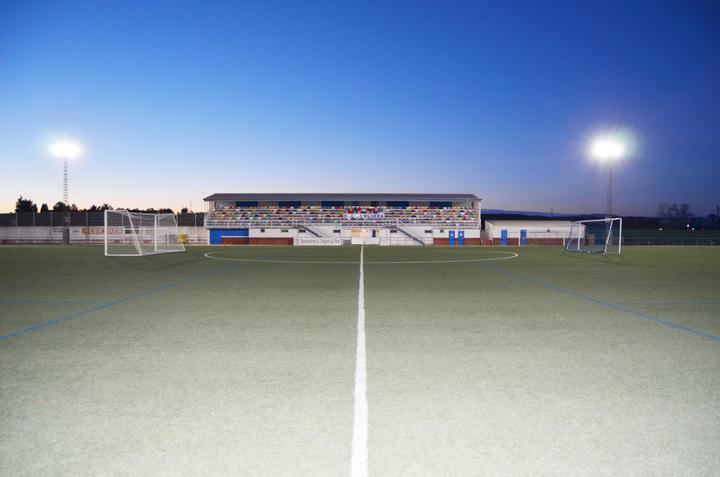 El campo de fútbol municipal de ‘El Jaenal’ de Yunquera de Henares cuenta con nueva iluminación