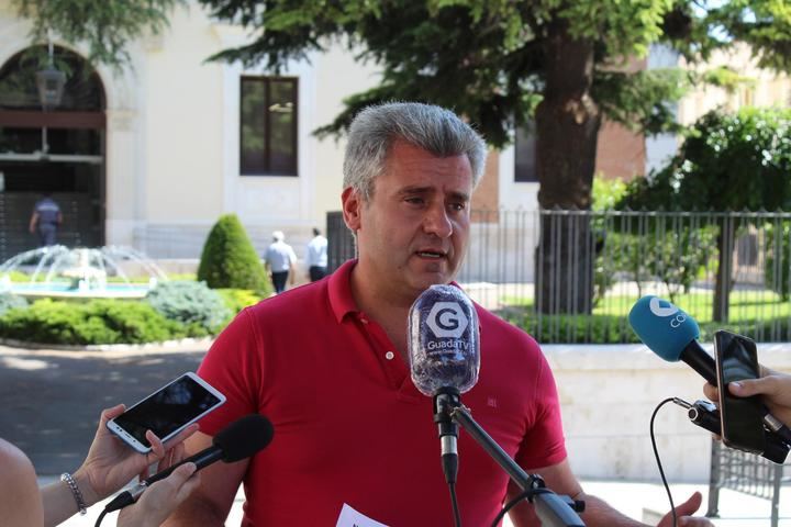 Reprochan a Page que venga a inaugurar exposiciones en vez de a solucionar los problemas de transporte, sanitarios o de educación en Guadalajara