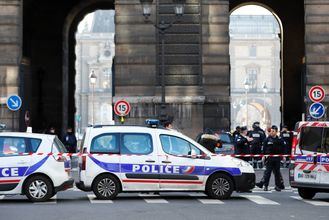 AMENAZA TERRORISTA : Francia, en alerta, evacúa el Louvre y moviliza a 7.000 militares