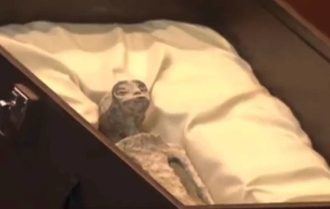 El ufólogo Jaime Maussan exhibe en el Congreso de México dos supuestos cuerpos de extraterrestres