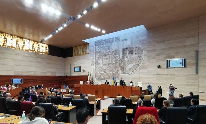 ÚLTIMA HORA : El PP sella un acuerdo en Extremadura con Vox, que tendrá la Consejería de Gestión Forestal y Mundo Rural