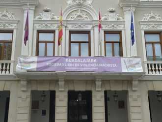 El Grupo Municipal VOX critica “el uso indebido del balcón del Ayuntamiento de Guadalajara en una campaña propagandística y de imposición ideológica, regada de dinero público”