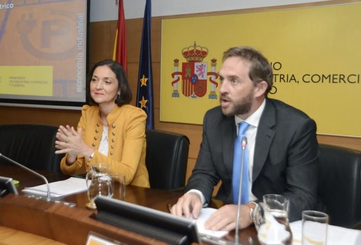 Fernando Valdés, junto a la ministra Reyes Maroto