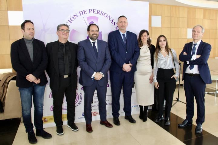 Núñez agradece a FESORMANCHA el premio en reconocimiento a su apoyo y colaboración con esta Federación