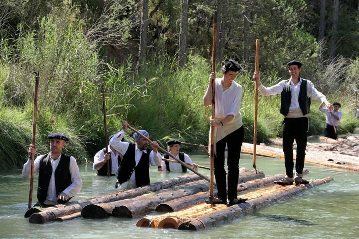 La famosa fiesta de los Gancheros ayer sábado en el Alto Tajo en Guadalajara. Foto : EDUARDO BONILLA