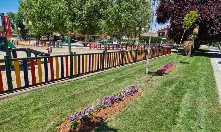 «Mayo florido» en parterres, jardines y rotondas de Cabanillas