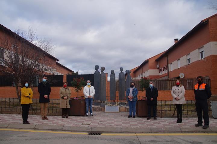 Fontanar homenajea a los fallecidos por el COVID-19 con cinco tallas de madera 
