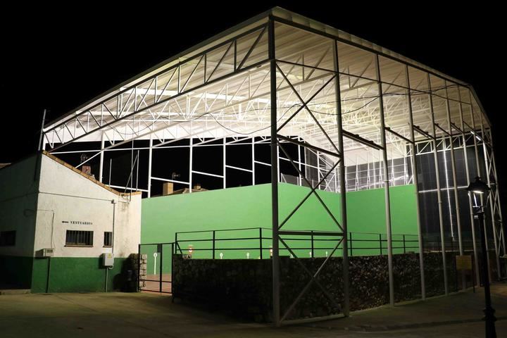El Ayuntamiento de Fuentenovilla instala iluminación nocturna en todo el complejo deportivo