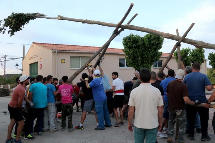 Fuentenovilla ya luce su impresionante mayo en la Plaza de la Iglesia