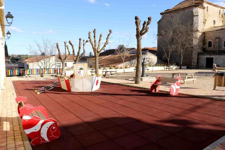 Fuentenovilla renueva sus parques infantiles