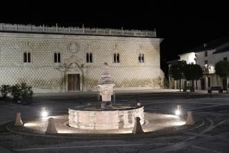 El Ayuntamiento de Cogolludo realza la fuente de la Plaza Mayor con iluminación ornamental