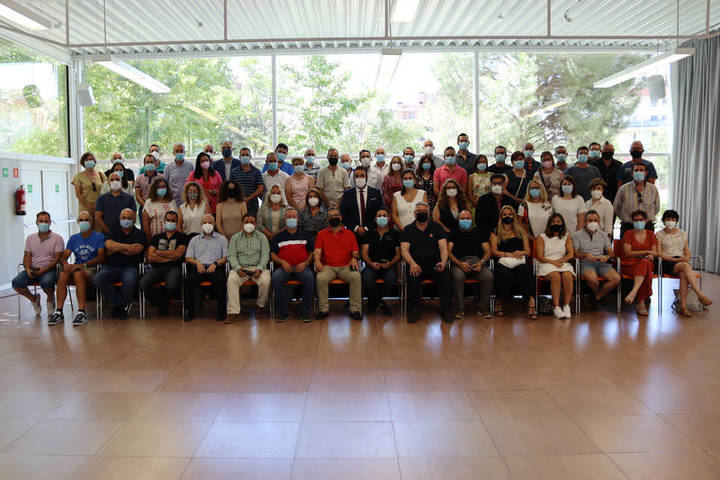 Firmada la funcionarización de 53 plazas de personal laboral del Ayuntamiento de Azuqueca, 