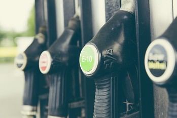 El agosto más caro de la historia: llenar el depósito de gasolina cuesta hasta 23 euros más que en 2021